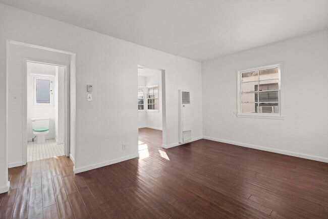 Foto del edificio - This spacious studio apartment located in the popular Los Feliz neighborhood of Los Angeles is no...