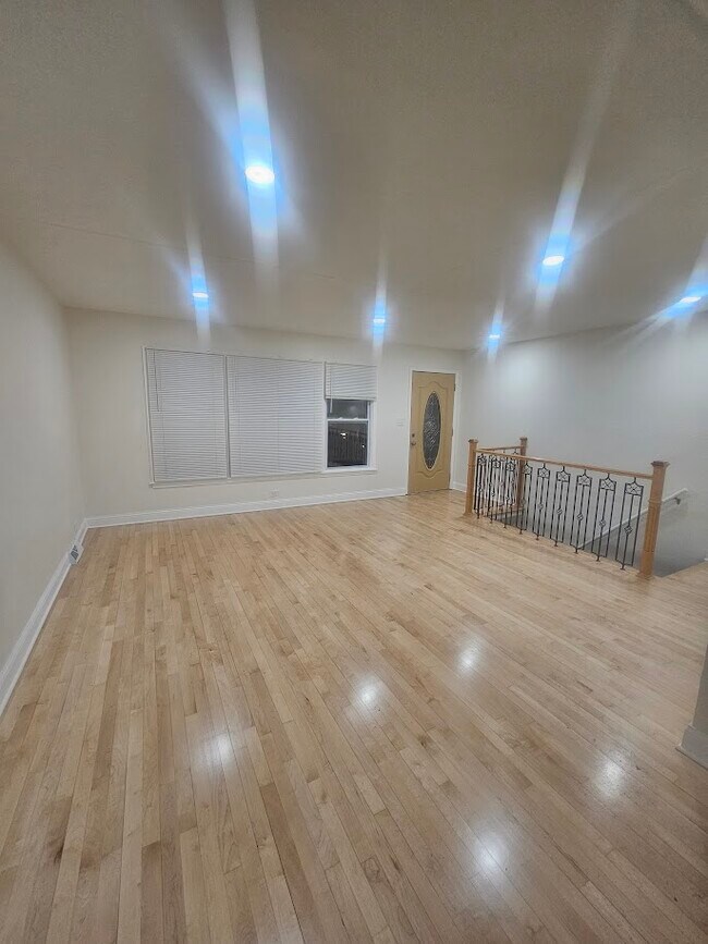 Sala de estar/comedor - 4405 N Keokuk Ave