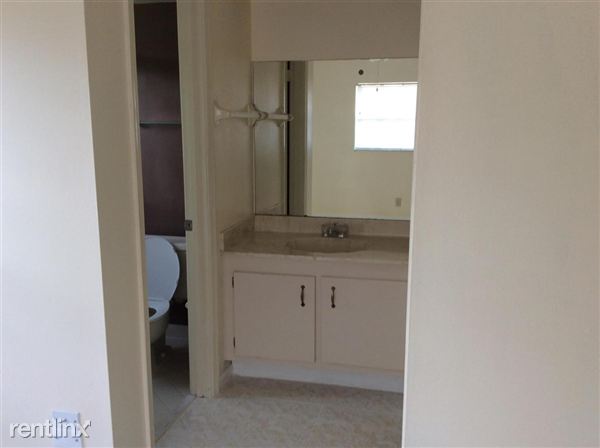 Building Photo - 4201 Oak Terrace Dr