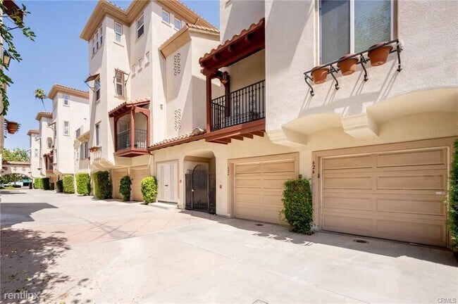 Foto del edificio - 3 br, 2.5 bath Townhome - 626 E Walnut St