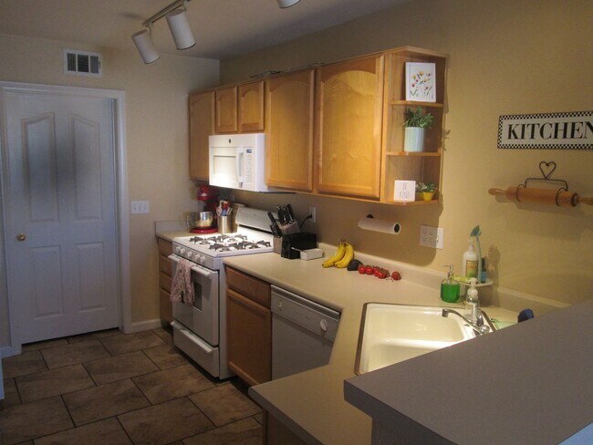 Foto del edificio - 3 bedroom Townhome in Green Valley availble June 1