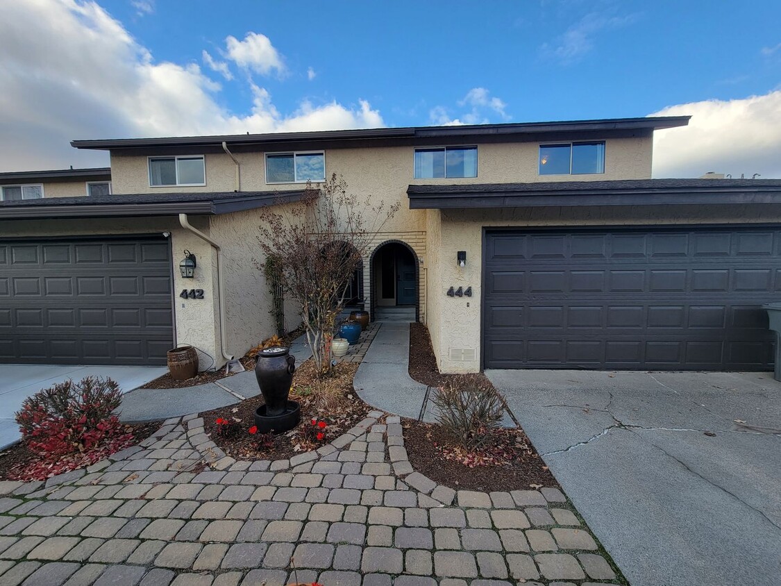 Primary Photo - Luxury Condo Living with Panoramic Golf Course Views