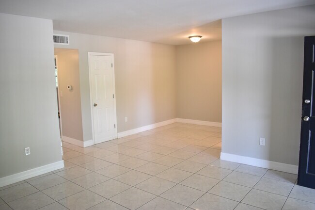 Building Photo - 2 N Fernwood Ave