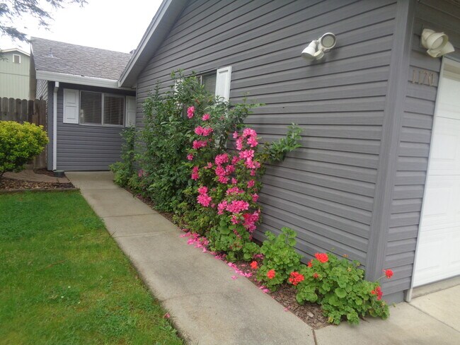 Foto del edificio - 1170 Forestwood Dr