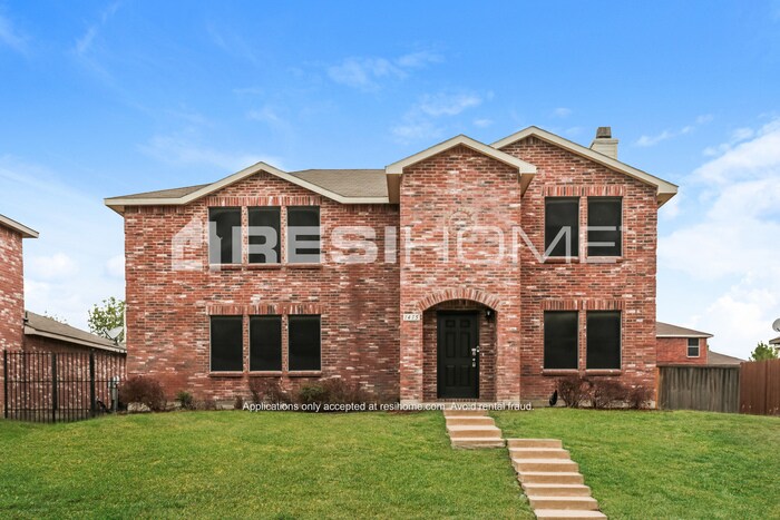 Primary Photo - 1415 Honey Bee Lane