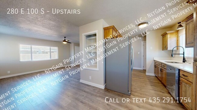 Building Photo - Newly Remodeled 3 Bedroom Apartment