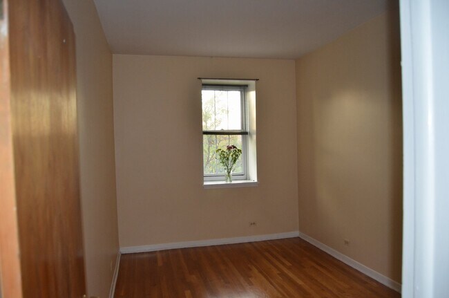 Building Photo - 921 N La Salle Dr