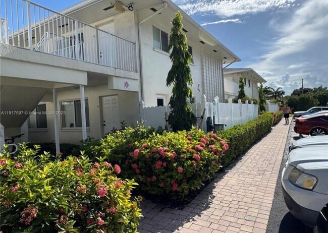 Foto del edificio - 1864 NE 46th St