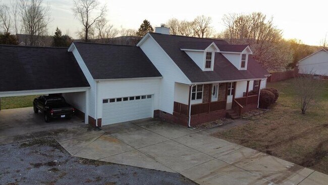 Foto del edificio - 211 Fall Creek Dr