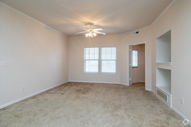 1BR, 1BA - 1,094SF - Living Room - Tuckaway at Briarwood