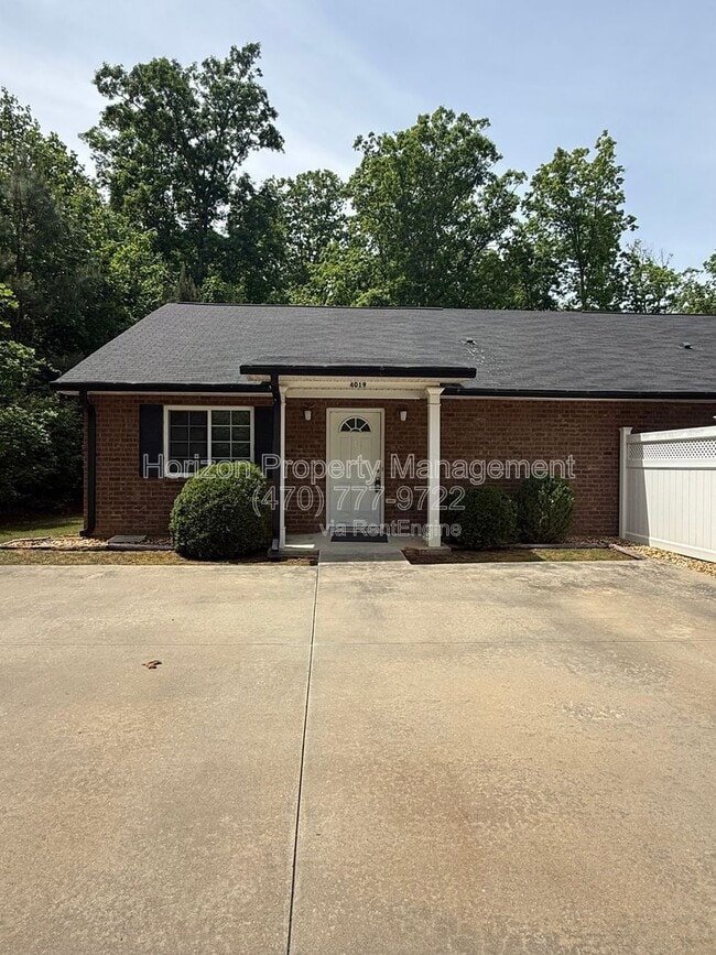 Building Photo - 4019 Hidden Hollow Dr