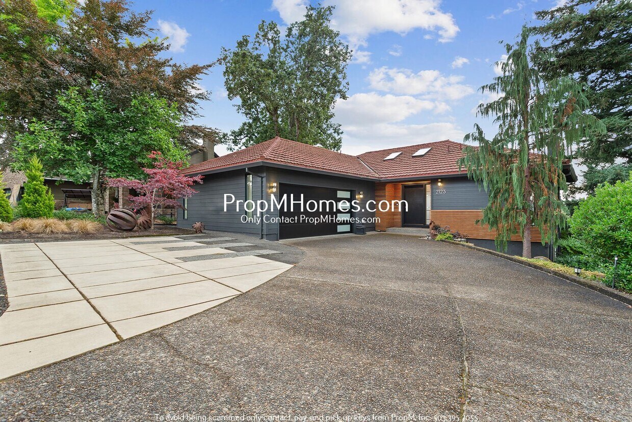 Foto principal - Luxuriously Updated Home in West Linn w/ S...