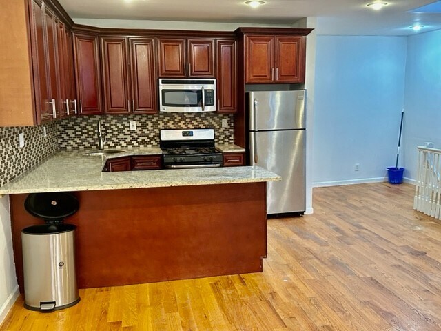 Building Photo - SPACIOUS 3 BEDROOM APARTMENT