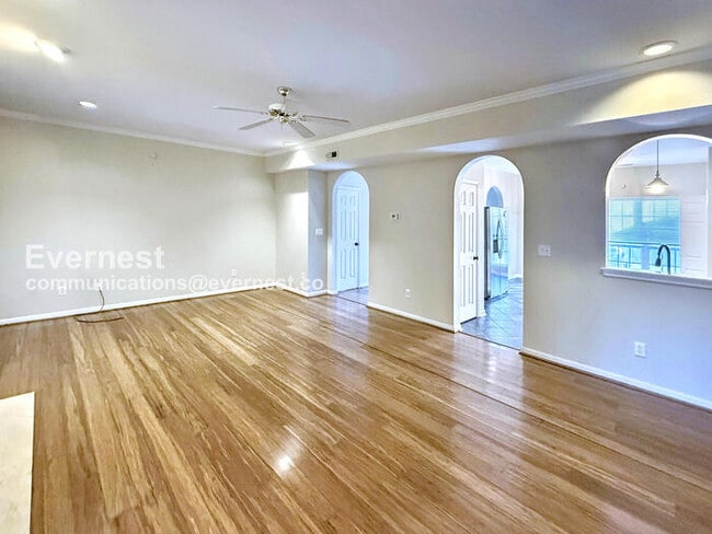 Foto del edificio - Spacious Town Home with Fenced Yard and Driveway Parking