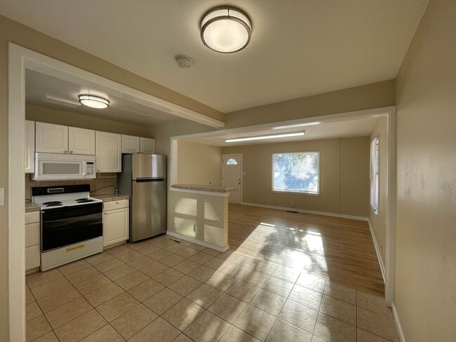 Building Photo - 3 Bedroom / 2 Bathroom UNR Home