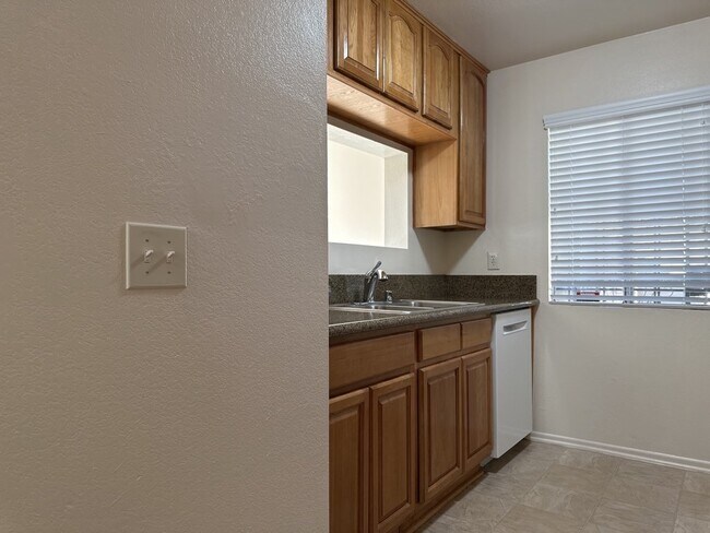 Building Photo - 3 Bed, 2 Bath Duplex with Open Floor Plan ...