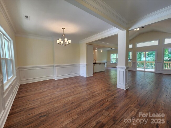 Building Photo - 869 Kathryn Dr SE
