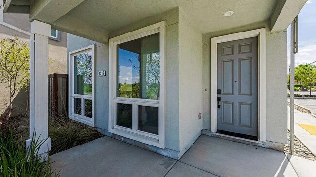Building Photo - 3 bedroom | 3.5 bathroom | Davis Single Fa...