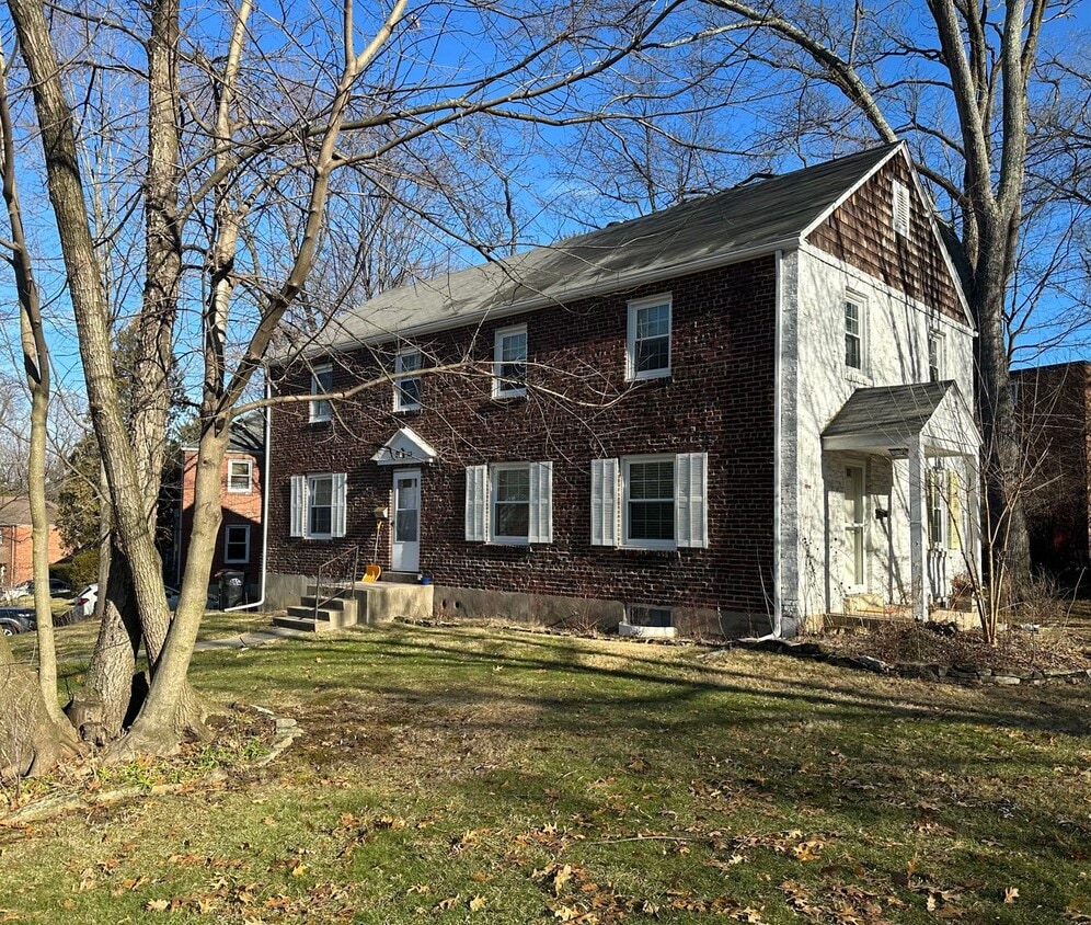 Building Photo - Spacious Duplex in State College School Di...