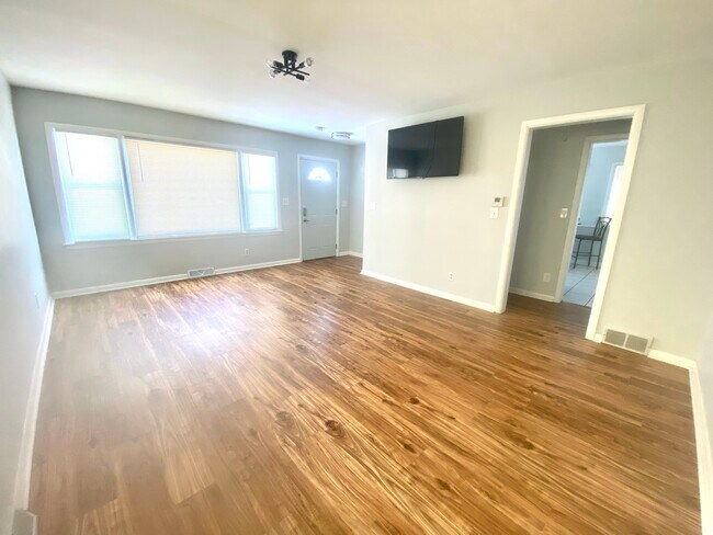 Building Photo - 717 Normal Rd