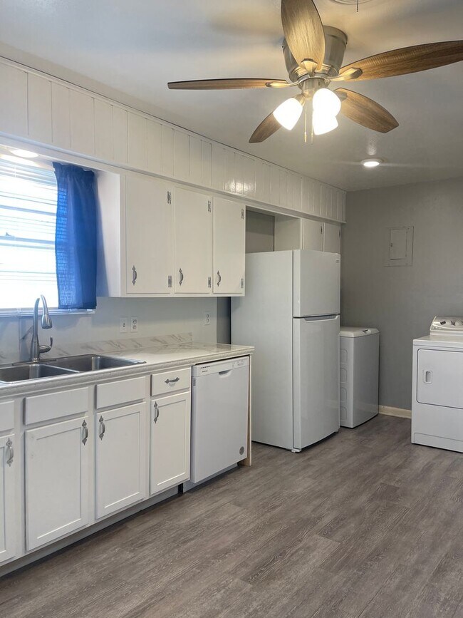 Building Photo - Adorable Remodeled 3/2/2 with Easy Access ...
