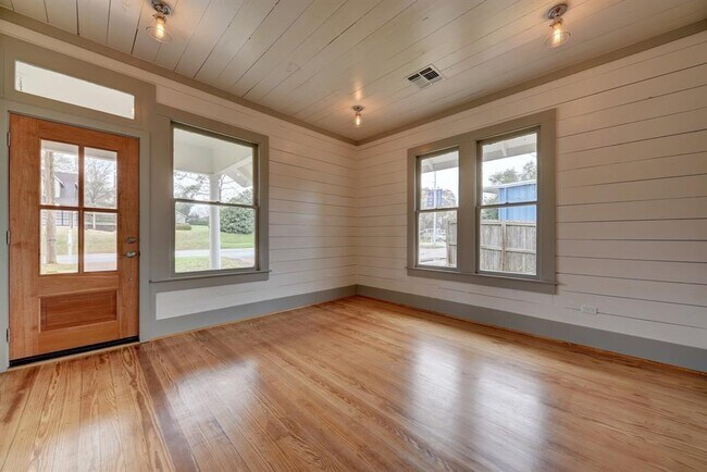 Building Photo - 1405 S Day St