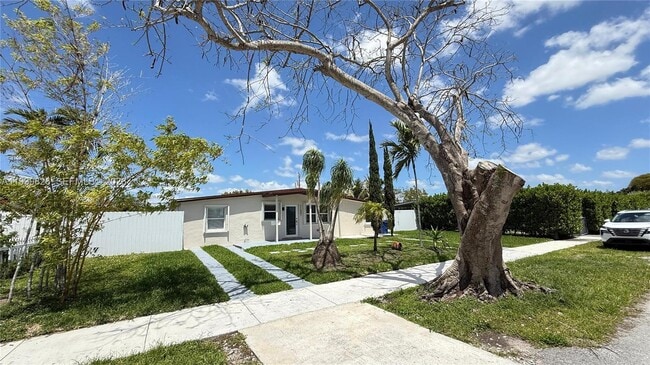 Building Photo - 11501 SW 43rd Ln