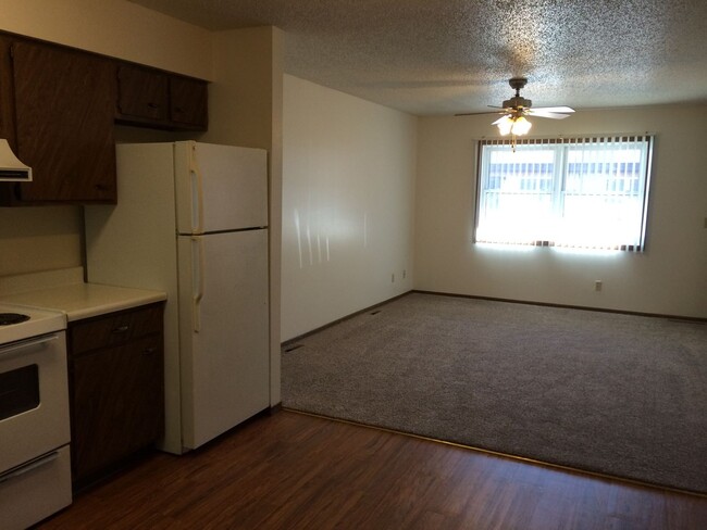 Building Photo - Newly updated!! 2 bedroom, 1 bath townhouse