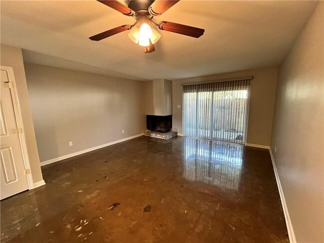 Building Photo - 382 Fairway Dr