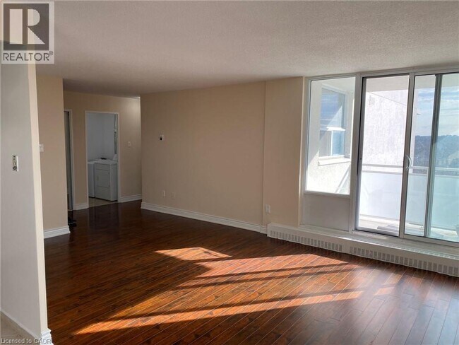 Photo du bâtiment - 2345 Confederation Pkwy