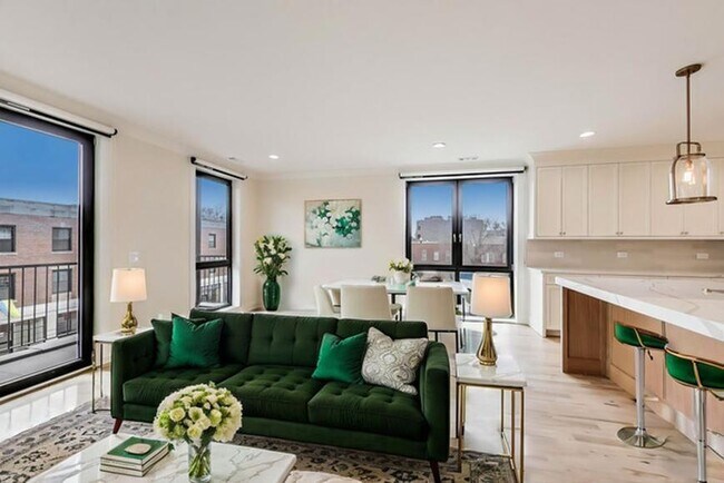 Foto del edificio - 3 bedroom in Chicago IL 60625