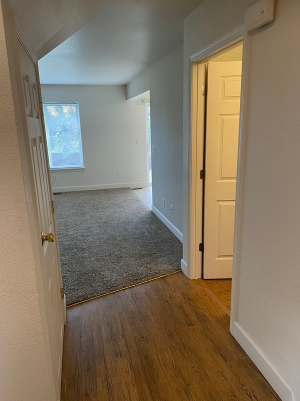 Building Photo - 1050 SE Miller Ave