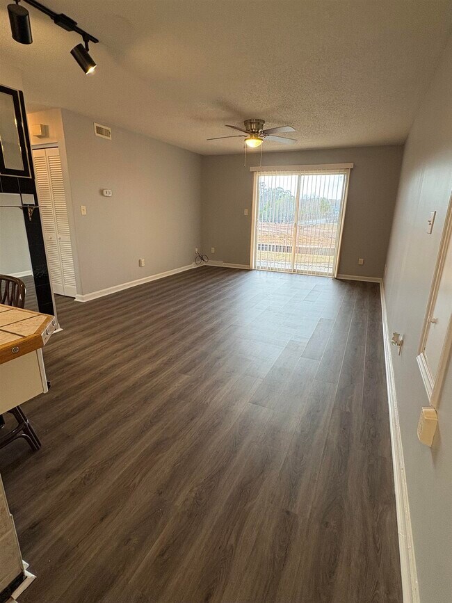 Foto del edificio - 922 Fairwood Lakes Dr