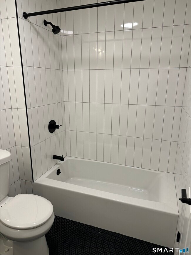 Foto del edificio - 67 Balance Rock Rd