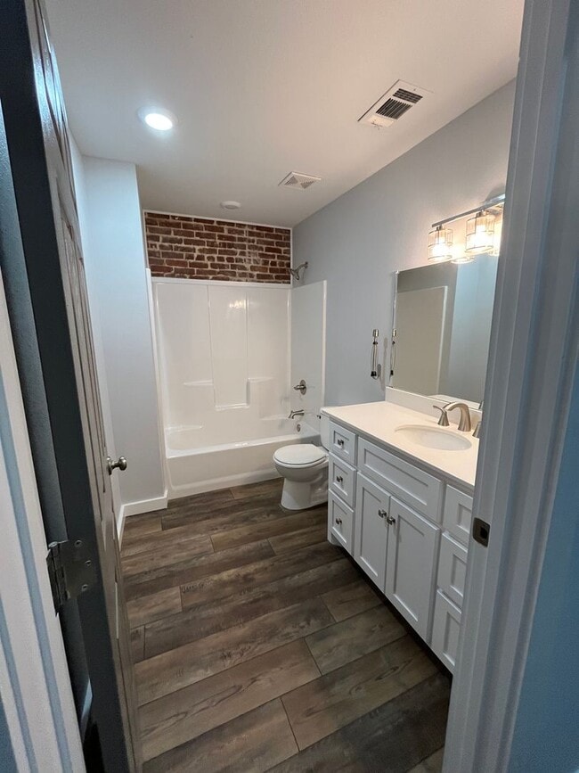 Building Photo - Downtown Loft Apartment