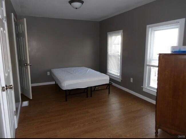 Foto del edificio - 21 Maple Ave