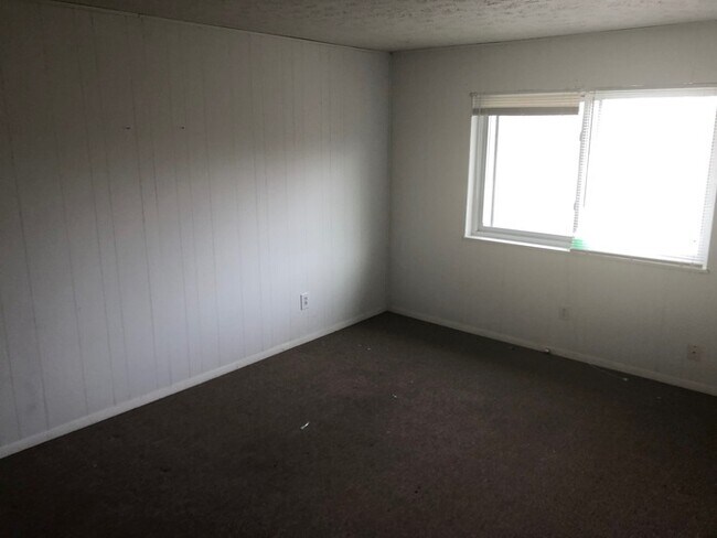 Building Photo - 1BD/1BA Second Story Apartment