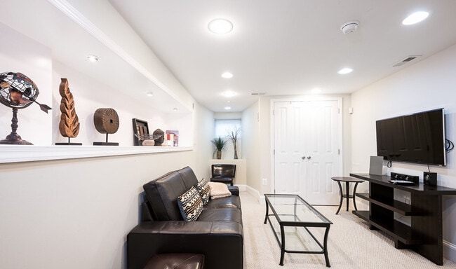 Building Photo - 222 1/2 E Street NE-SI ID1587659P