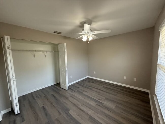 Foto del edificio - 2BR + Den with Vaulted Ceilings & Lawn Care Included!