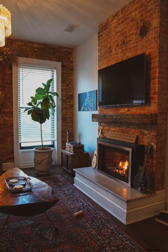 108 Chestnut St Unit Duplex, Albany, NY 12210 Room for Rent in Albany, NY