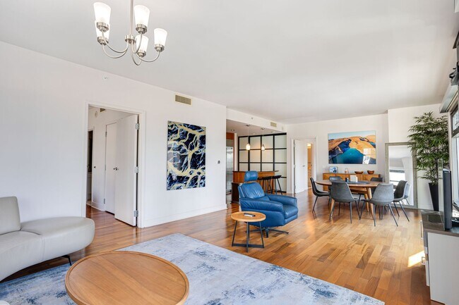 Foto del edificio - Luxury Fully Furnished Corner Unit with Breathtaking Bay & City Views