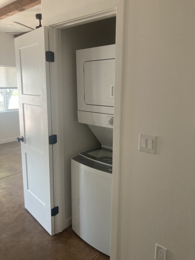 Foto del edificio - 1050 E Water St