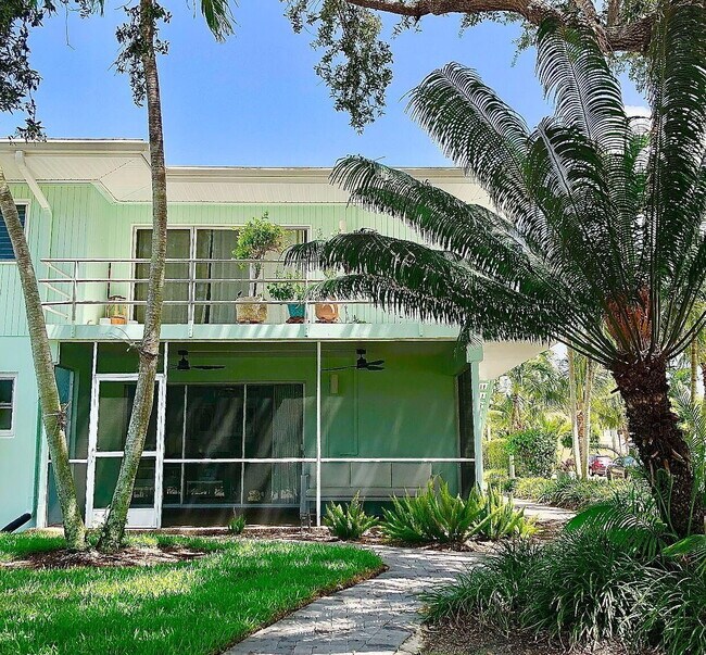 Building Photo - "Charming 1-Bedroom Oasis in the Heart of Naples – 580 Sq Ft of Pure Comfort!"