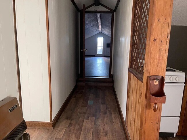 Foto del edificio - Upstairs Apartment with private entrance!