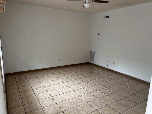 Foto del edificio - 535 Shearers Rd. #104