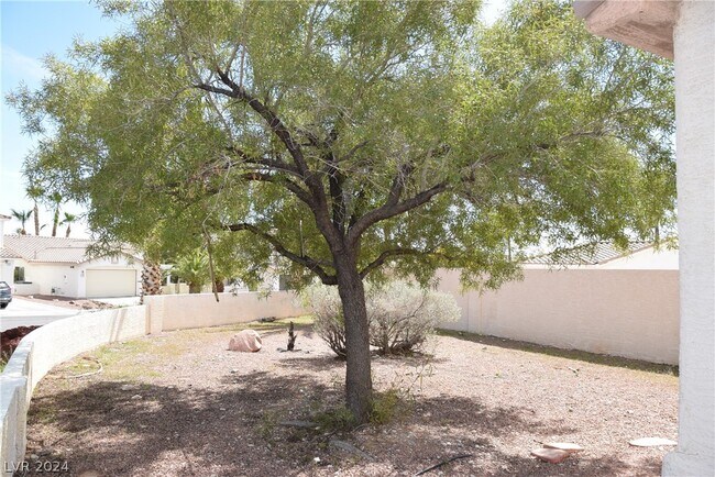 Building Photo - 8209 Hollister Ave