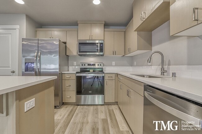 Building Photo - 3 Bedroom 2.5 Bath End unit Townhome in Minnehaha w/ AC!