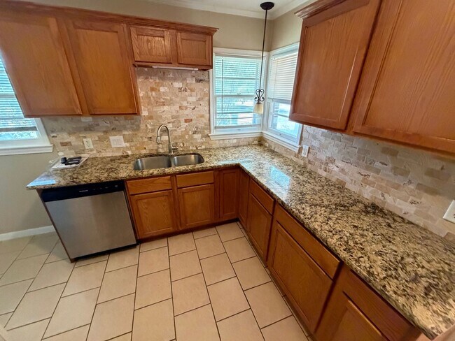 Building Photo - Rarely available and ready for immediate move in!