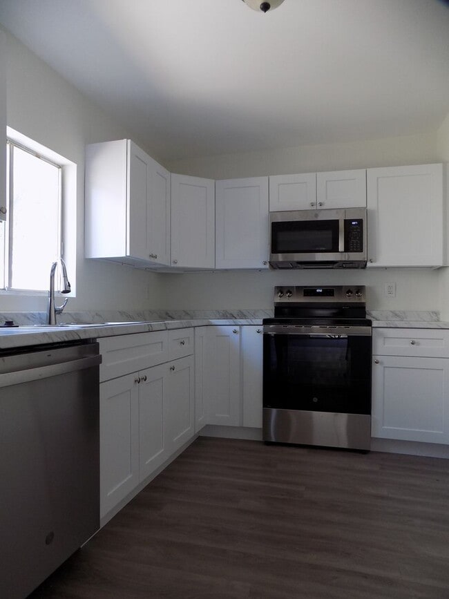 Building Photo - Fully Renovated! 4 Bedroom 2 Bath Townhome...