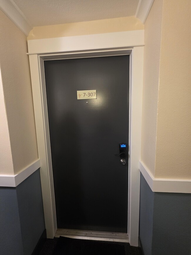 Building Photo - 300 N 130th St